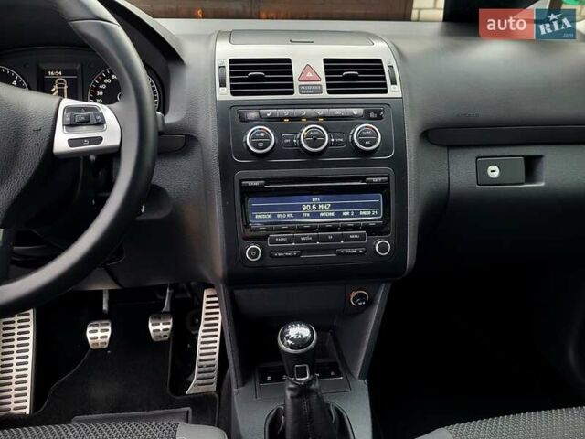 Черный Фольксваген Туран, объемом двигателя 1.6 л и пробегом 204 тыс. км за 11950 $, фото 59 на Automoto.ua