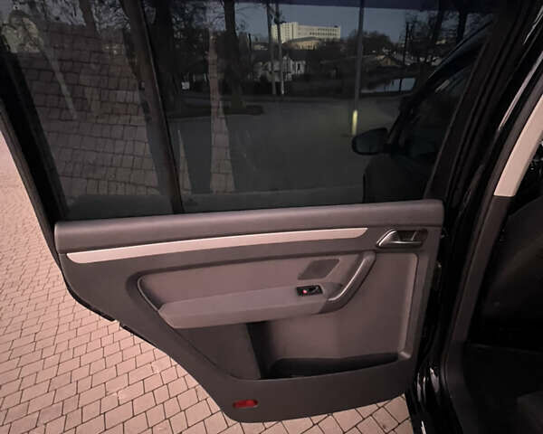 Черный Фольксваген Туран, объемом двигателя 1.6 л и пробегом 325 тыс. км за 12300 $, фото 13 на Automoto.ua