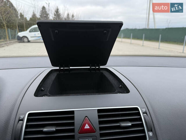 Черный Фольксваген Туран, объемом двигателя 1.6 л и пробегом 211 тыс. км за 11300 $, фото 61 на Automoto.ua