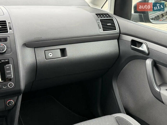 Черный Фольксваген Туран, объемом двигателя 1.6 л и пробегом 211 тыс. км за 11300 $, фото 50 на Automoto.ua