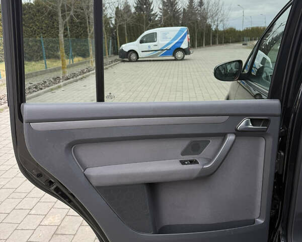 Черный Фольксваген Туран, объемом двигателя 1.6 л и пробегом 211 тыс. км за 11300 $, фото 69 на Automoto.ua