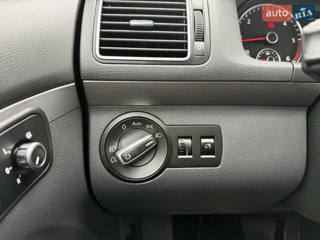 Черный Фольксваген Туран, объемом двигателя 1.6 л и пробегом 211 тыс. км за 11300 $, фото 58 на Automoto.ua