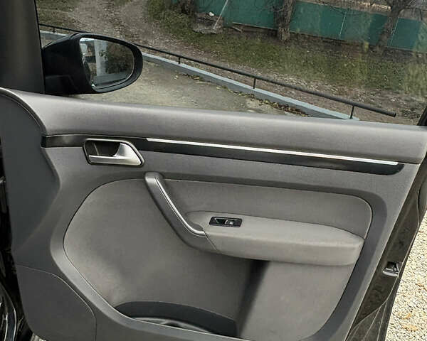 Черный Фольксваген Туран, объемом двигателя 2 л и пробегом 265 тыс. км за 11400 $, фото 2 на Automoto.ua