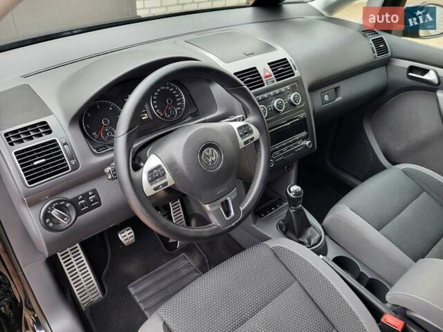 Черный Фольксваген Туран, объемом двигателя 1.6 л и пробегом 204 тыс. км за 11950 $, фото 49 на Automoto.ua