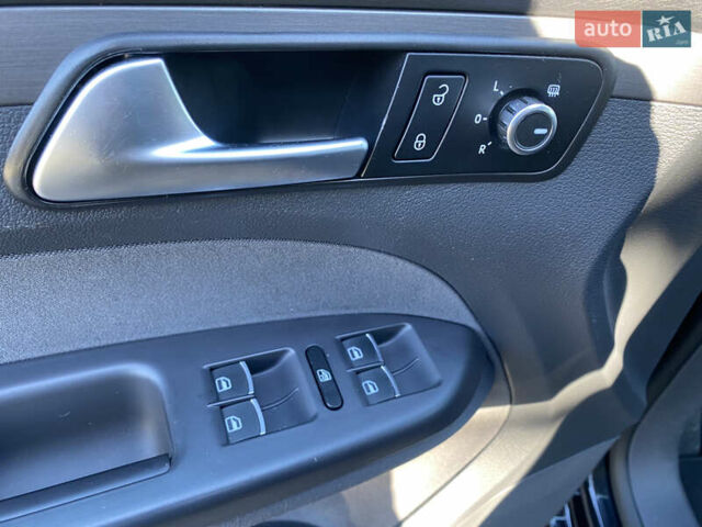 Черный Фольксваген Туран, объемом двигателя 1.97 л и пробегом 263 тыс. км за 10999 $, фото 26 на Automoto.ua