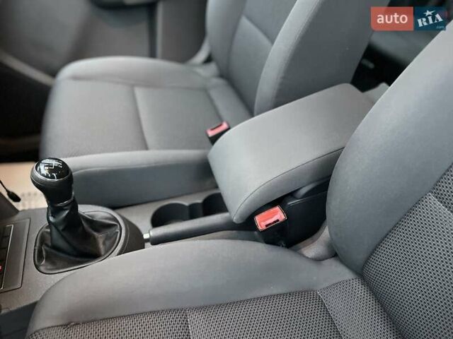 Чорний Фольксваген Туран, об'ємом двигуна 1.6 л та пробігом 231 тис. км за 11800 $, фото 22 на Automoto.ua