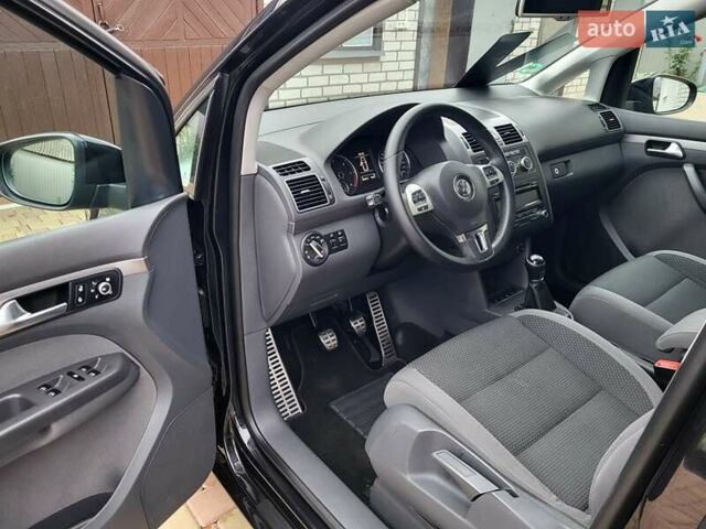 Черный Фольксваген Туран, объемом двигателя 1.6 л и пробегом 204 тыс. км за 11950 $, фото 47 на Automoto.ua