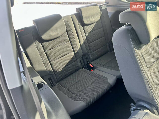 Черный Фольксваген Туран, объемом двигателя 1.6 л и пробегом 223 тыс. км за 11700 $, фото 13 на Automoto.ua