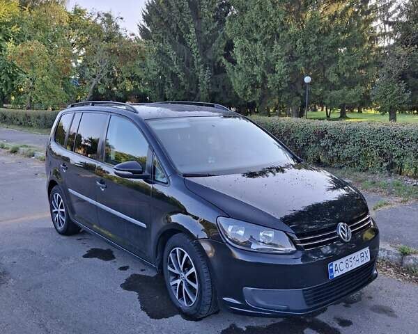 Черный Фольксваген Туран, объемом двигателя 1.6 л и пробегом 285 тыс. км за 10000 $, фото 1 на Automoto.ua