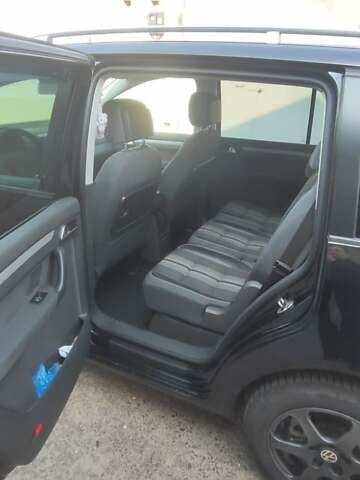 Черный Фольксваген Туран, объемом двигателя 2 л и пробегом 234 тыс. км за 12400 $, фото 2 на Automoto.ua