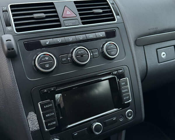 Черный Фольксваген Туран, объемом двигателя 1.6 л и пробегом 225 тыс. км за 8850 $, фото 17 на Automoto.ua