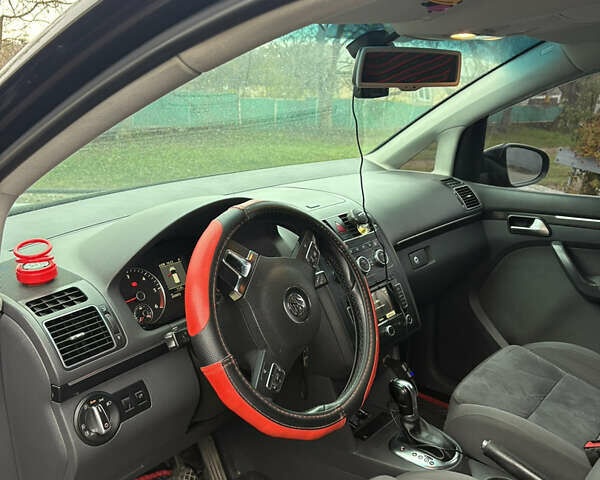 Черный Фольксваген Туран, объемом двигателя 2 л и пробегом 265 тыс. км за 11400 $, фото 1 на Automoto.ua