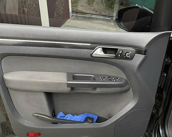 Черный Фольксваген Туран, объемом двигателя 2 л и пробегом 265 тыс. км за 11400 $, фото 3 на Automoto.ua