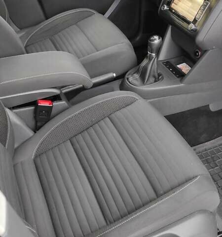 Черный Фольксваген Туран, объемом двигателя 1.97 л и пробегом 349 тыс. км за 13300 $, фото 2 на Automoto.ua