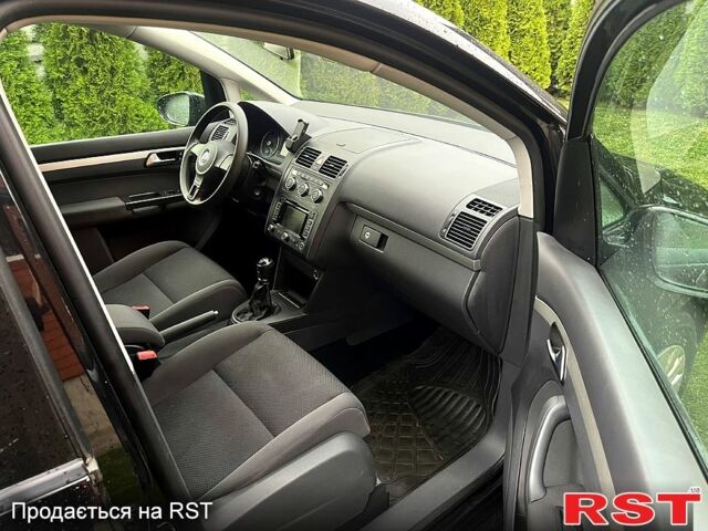 Черный Фольксваген Туран, объемом двигателя 1.6 л и пробегом 248 тыс. км за 9800 $, фото 2 на Automoto.ua