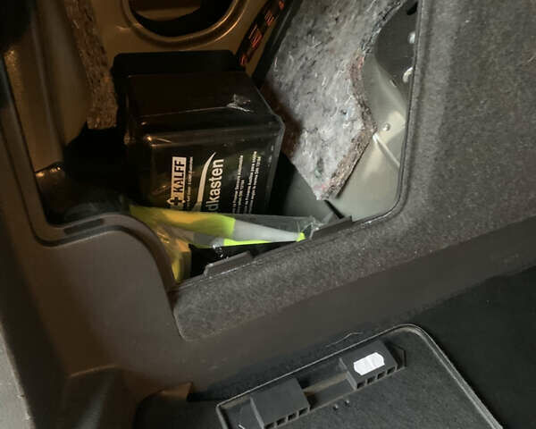 Черный Фольксваген Туран, объемом двигателя 1.97 л и пробегом 281 тыс. км за 13500 $, фото 11 на Automoto.ua