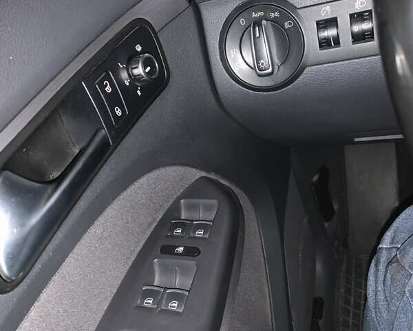 Черный Фольксваген Туран, объемом двигателя 1.97 л и пробегом 281 тыс. км за 13500 $, фото 6 на Automoto.ua