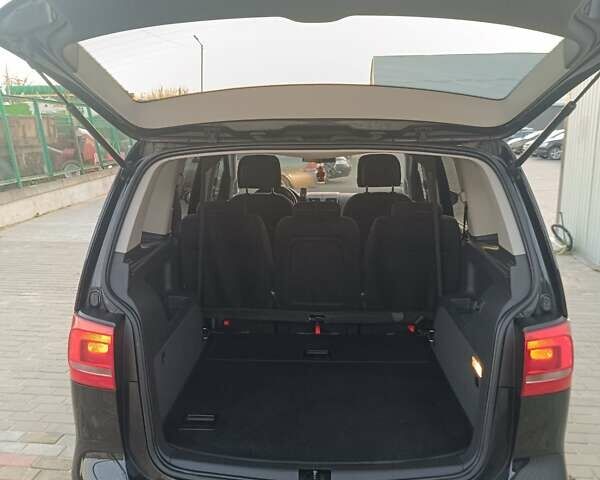 Черный Фольксваген Туран, объемом двигателя 1.6 л и пробегом 211 тыс. км за 12800 $, фото 2 на Automoto.ua