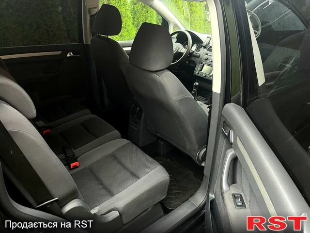 Черный Фольксваген Туран, объемом двигателя 1.6 л и пробегом 248 тыс. км за 9800 $, фото 3 на Automoto.ua