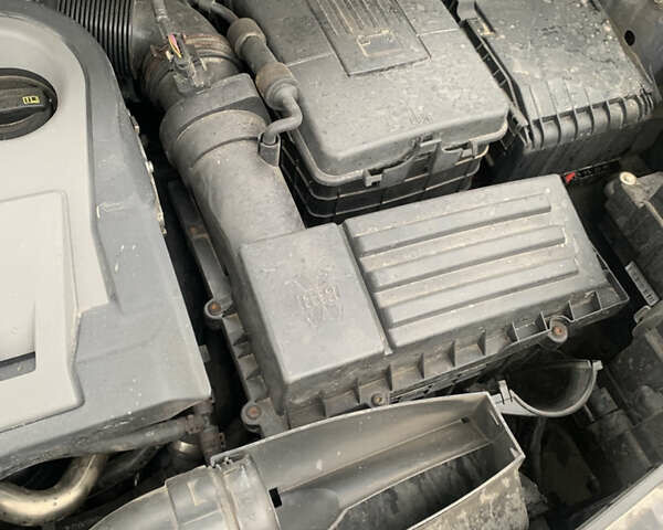 Черный Фольксваген Туран, объемом двигателя 1.97 л и пробегом 281 тыс. км за 13500 $, фото 13 на Automoto.ua