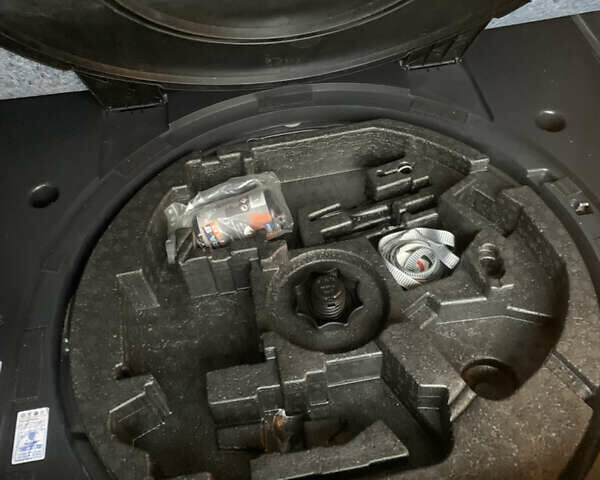 Черный Фольксваген Туран, объемом двигателя 1.97 л и пробегом 281 тыс. км за 13500 $, фото 9 на Automoto.ua