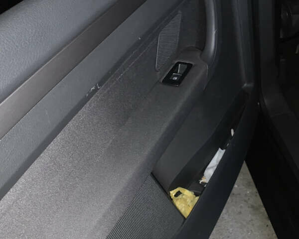 Черный Фольксваген Туран, объемом двигателя 1.97 л и пробегом 281 тыс. км за 13500 $, фото 15 на Automoto.ua