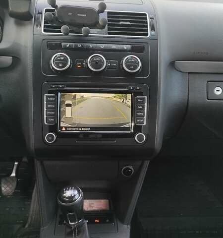 Черный Фольксваген Туран, объемом двигателя 1.97 л и пробегом 349 тыс. км за 13300 $, фото 4 на Automoto.ua