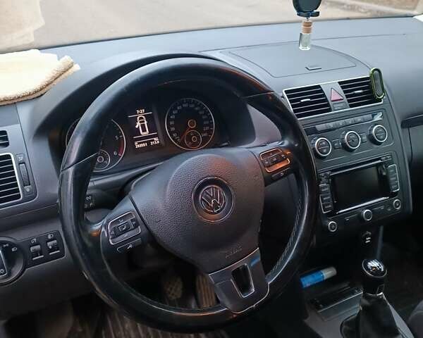 Черный Фольксваген Туран, объемом двигателя 1.6 л и пробегом 293 тыс. км за 10500 $, фото 2 на Automoto.ua