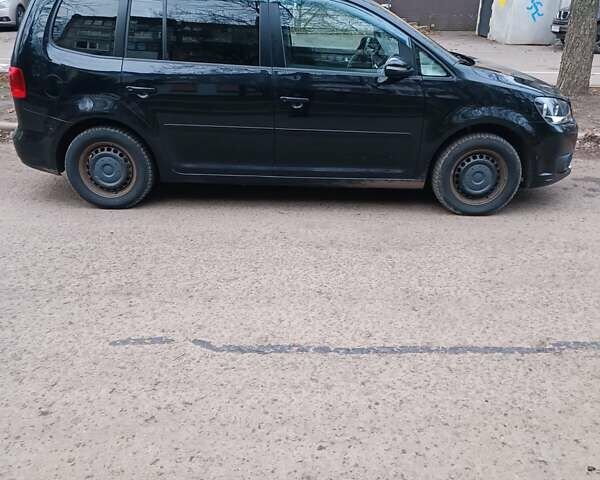 Черный Фольксваген Туран, объемом двигателя 1.6 л и пробегом 293 тыс. км за 10500 $, фото 1 на Automoto.ua