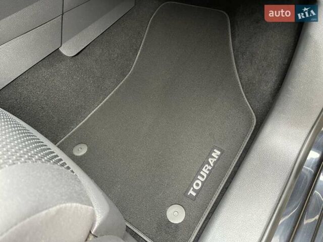 Черный Фольксваген Туран, объемом двигателя 1.4 л и пробегом 207 тыс. км за 10777 $, фото 213 на Automoto.ua