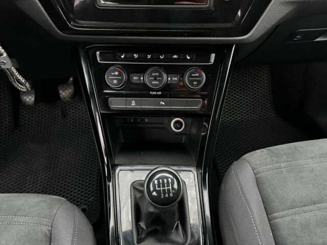 Черный Фольксваген Туран, объемом двигателя 2 л и пробегом 240 тыс. км за 12999 $, фото 11 на Automoto.ua