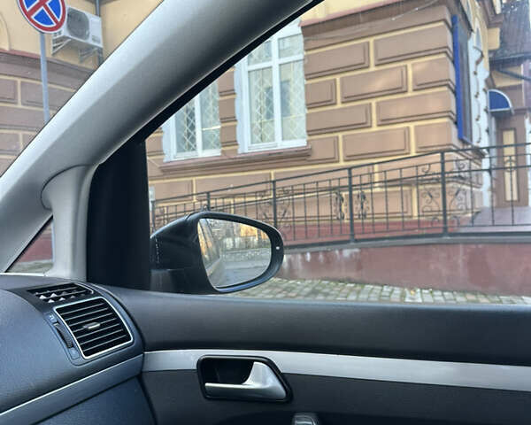 Черный Фольксваген Туран, объемом двигателя 1.97 л и пробегом 223 тыс. км за 13450 $, фото 41 на Automoto.ua