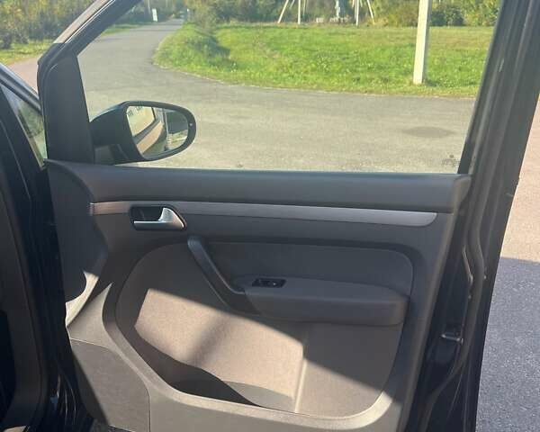 Черный Фольксваген Туран, объемом двигателя 1.6 л и пробегом 295 тыс. км за 12100 $, фото 13 на Automoto.ua