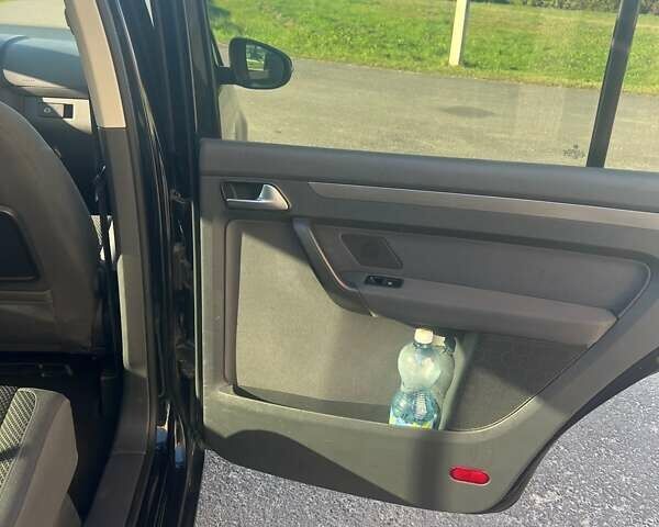 Черный Фольксваген Туран, объемом двигателя 1.6 л и пробегом 295 тыс. км за 12100 $, фото 12 на Automoto.ua