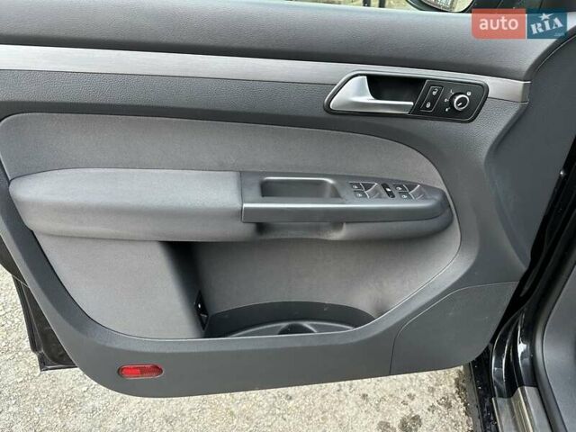 Чорний Фольксваген Туран, об'ємом двигуна 2 л та пробігом 248 тис. км за 13150 $, фото 16 на Automoto.ua