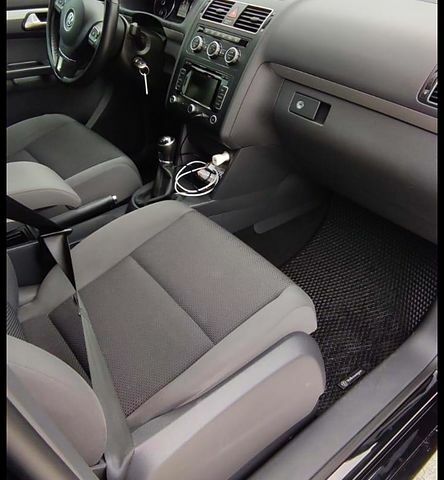 Черный Фольксваген Туран, объемом двигателя 1.6 л и пробегом 207 тыс. км за 12000 $, фото 2 на Automoto.ua