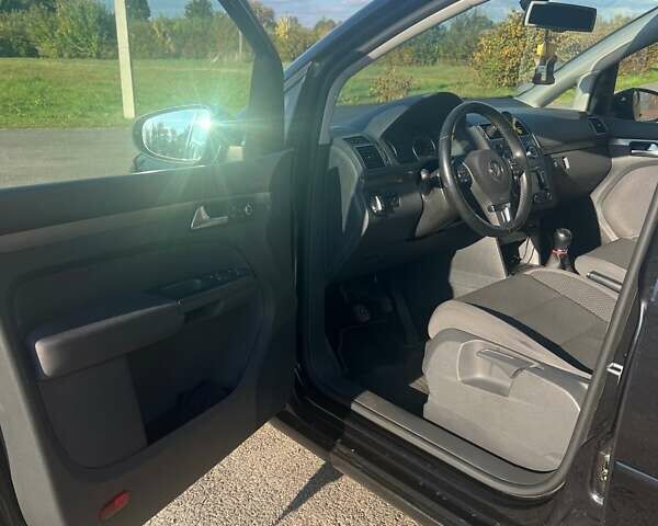 Черный Фольксваген Туран, объемом двигателя 1.6 л и пробегом 295 тыс. км за 12100 $, фото 7 на Automoto.ua