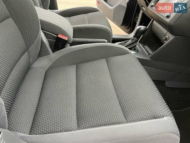 Черный Фольксваген Туран, объемом двигателя 1.4 л и пробегом 207 тыс. км за 10777 $, фото 207 на Automoto.ua