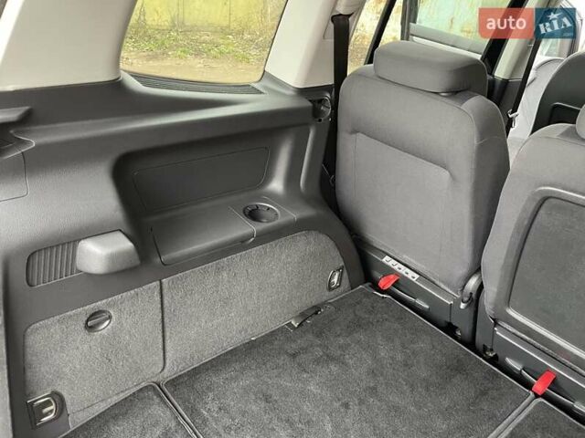 Черный Фольксваген Туран, объемом двигателя 1.4 л и пробегом 207 тыс. км за 10777 $, фото 196 на Automoto.ua