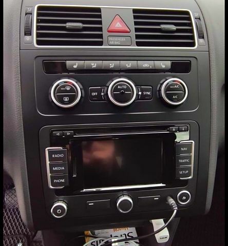 Черный Фольксваген Туран, объемом двигателя 1.6 л и пробегом 207 тыс. км за 12000 $, фото 1 на Automoto.ua