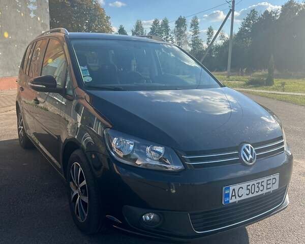 Черный Фольксваген Туран, объемом двигателя 1.6 л и пробегом 295 тыс. км за 12100 $, фото 1 на Automoto.ua