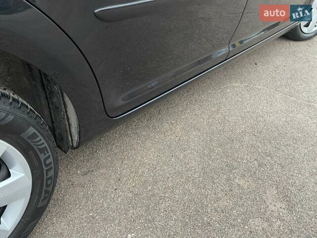 Черный Фольксваген Туран, объемом двигателя 1.4 л и пробегом 207 тыс. км за 10777 $, фото 98 на Automoto.ua