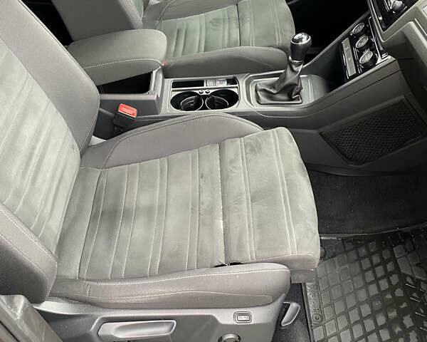 Черный Фольксваген Туран, объемом двигателя 1.97 л и пробегом 242 тыс. км за 14200 $, фото 28 на Automoto.ua