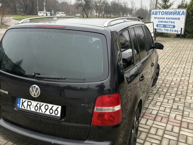 Черный Фольксваген Туран, объемом двигателя 2 л и пробегом 350 тыс. км за 2300 $, фото 4 на Automoto.ua