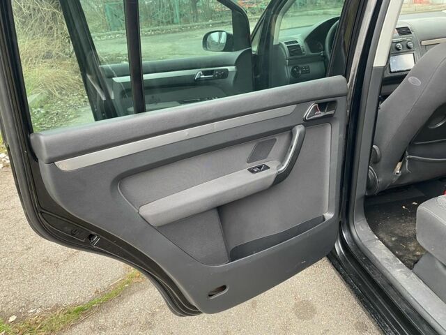 Чорний Фольксваген Туран, об'ємом двигуна 2 л та пробігом 383 тис. км за 3500 $, фото 4 на Automoto.ua