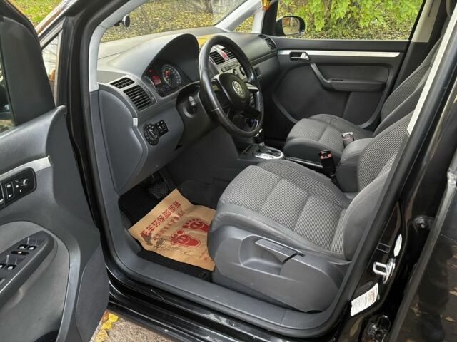 Чорний Фольксваген Туран, об'ємом двигуна 2 л та пробігом 245 тис. км за 3700 $, фото 7 на Automoto.ua