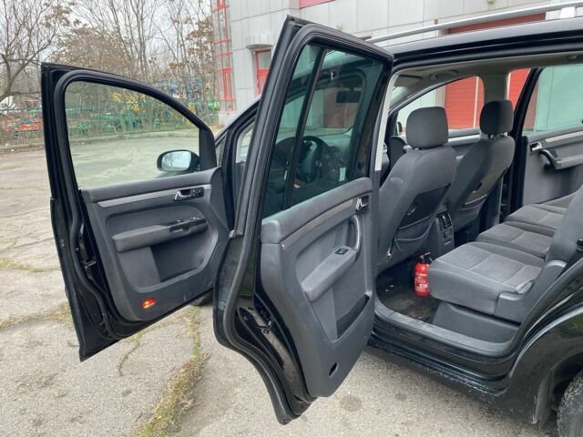 Чорний Фольксваген Туран, об'ємом двигуна 2 л та пробігом 383 тис. км за 3500 $, фото 3 на Automoto.ua