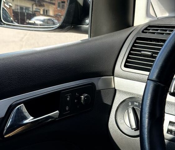 Чорний Фольксваген Туран, об'ємом двигуна 1.6 л та пробігом 190 тис. км за 5700 $, фото 10 на Automoto.ua