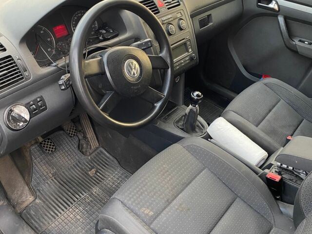 Черный Фольксваген Туран, объемом двигателя 1.9 л и пробегом 270 тыс. км за 2450 $, фото 4 на Automoto.ua