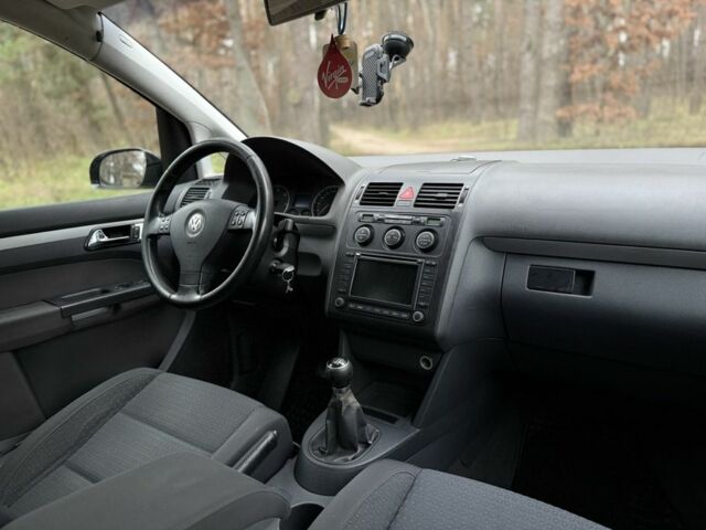 Чорний Фольксваген Туран, об'ємом двигуна 2 л та пробігом 328 тис. км за 2999 $, фото 14 на Automoto.ua